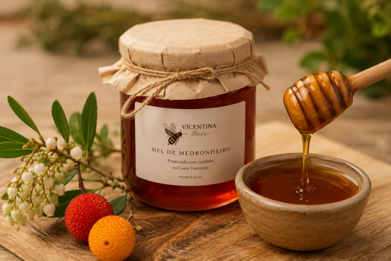 Frasco de mel de medronheiro Vicentina Bees com medronhos e colher de mel